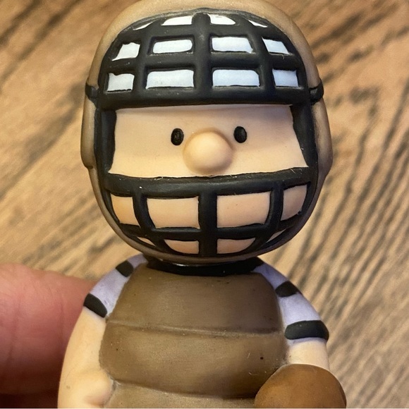 Westland 8342 Giftware Peanuts Figurine Schroder Playing Bassball - Picture 2 of 6